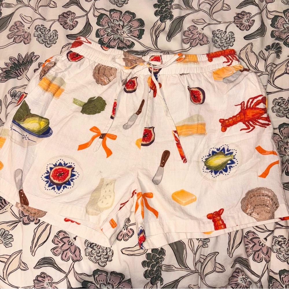 2/$15 🍓 Women's White Patterned Shorts